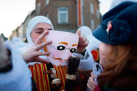 Binche festa de carnaval a Bèlgica Brussel·les. Bèlgica, el carnaval de Binche. Desfilada Festival Mundial de la UNESCO Patrimoni. Bèlgica, Valònia Municipi, província d'Hainaut, poble de Binche. El carnaval de Binche és un esdeveniment que té lloc cada any a la ciutat belga de Binche durant el diumenge, dilluns i dimarts previs al Dimecres de Cendra. El carnaval és el més conegut dels diversos que té lloc a Bèlgica, a la vegada i s'ha proclamat, com a Obra Mestra del Patrimoni Oral i Immaterial de la Humanitat declarat per la UNESCO. La seva història es remunta a aproximadament el segle 14.